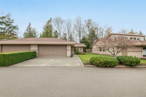 910 Lakes Blvd, French Creek, BC 