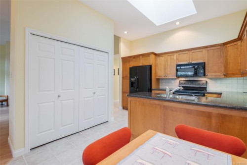 910 Lakes Blvd, French Creek, BC 