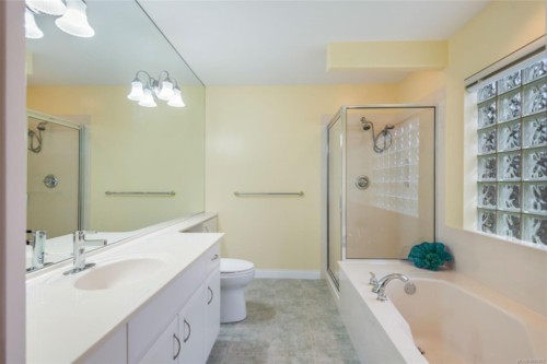 910 Lakes Blvd, French Creek, BC 