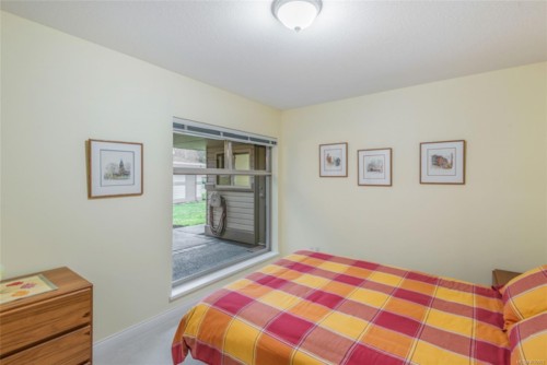 910 Lakes Blvd, French Creek, BC 