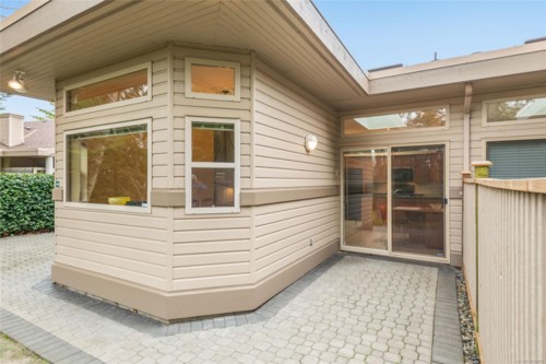 910 Lakes Blvd, French Creek, BC 