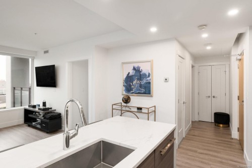 1408-777 Herald St, Victoria, BC - Indoor Photo Showing Kitchen