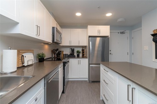 304-868 Orono Ave, Langford, BC - Indoor Photo Showing Kitchen