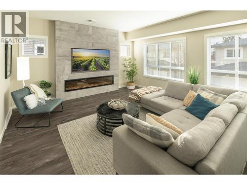 680 Old Meadows Road Unit# 81, Kelowna, BC - Indoor Photo Showing Living Room