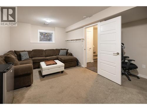 680 Old Meadows Road Unit# 81, Kelowna, BC - Indoor Photo Showing Living Room