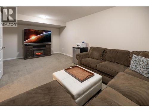 680 Old Meadows Road Unit# 81, Kelowna, BC - Indoor Photo Showing Living Room