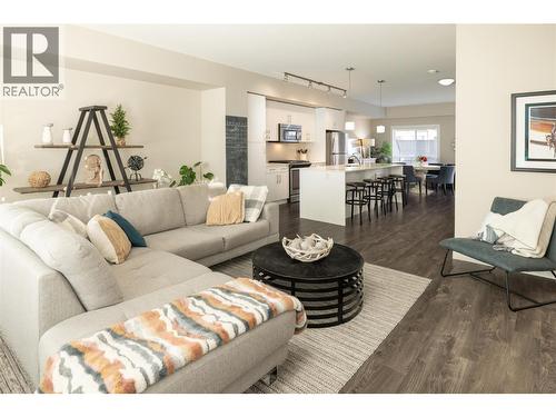 680 Old Meadows Road Unit# 81, Kelowna, BC - Indoor Photo Showing Living Room
