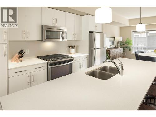 680 Old Meadows Road Unit# 81, Kelowna, BC - Indoor Photo Showing Kitchen With Double Sink With Upgraded Kitchen