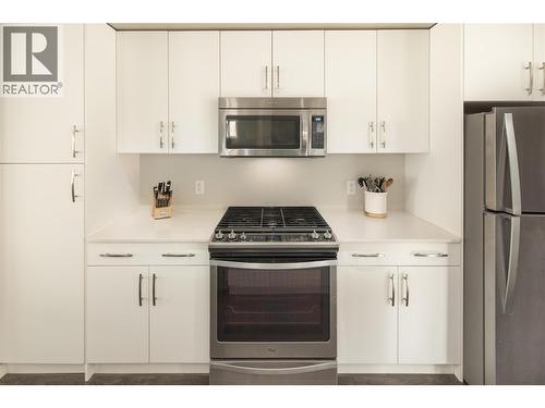 680 Old Meadows Road Unit# 81, Kelowna, BC - Indoor Photo Showing Kitchen