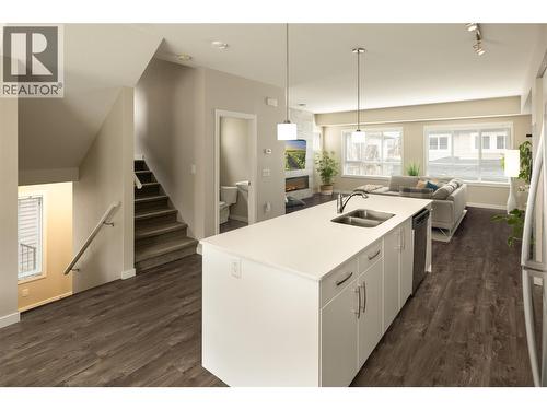 680 Old Meadows Road Unit# 81, Kelowna, BC - Indoor Photo Showing Kitchen With Double Sink With Upgraded Kitchen