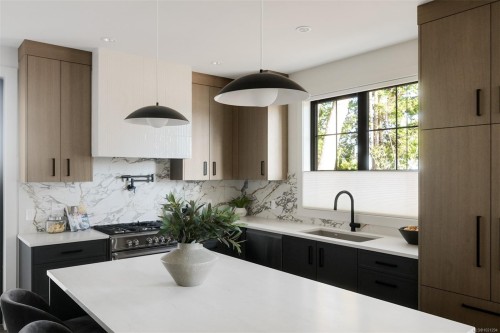 4-5032 Wesley Rd, Saanich, BC - Indoor Photo Showing Kitchen With Upgraded Kitchen