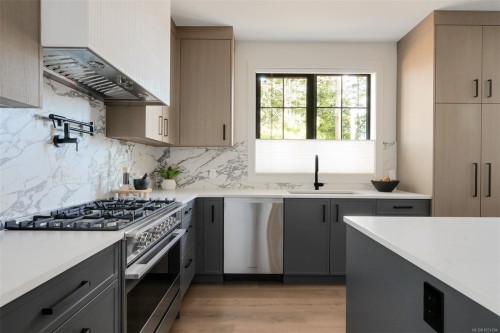 4-5032 Wesley Rd, Saanich, BC - Indoor Photo Showing Kitchen With Upgraded Kitchen