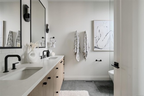 4-5032 Wesley Rd, Saanich, BC - Indoor Photo Showing Bathroom