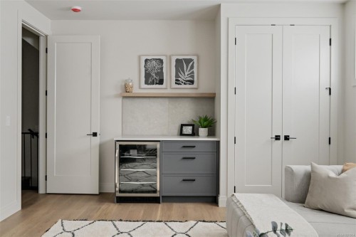 4-5032 Wesley Rd, Saanich, BC - Indoor