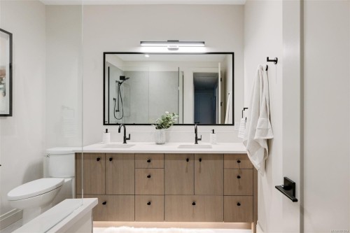 4-5032 Wesley Rd, Saanich, BC - Indoor Photo Showing Bathroom