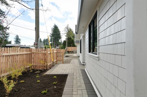 4-5032 Wesley Rd, Saanich, BC - Outdoor With Exterior