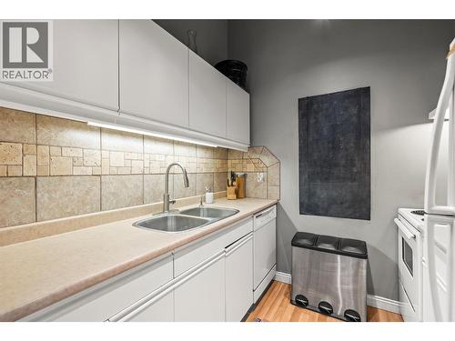 3800 40 Avenue Unit# 38, Vernon, BC - Indoor Photo Showing Kitchen With Double Sink