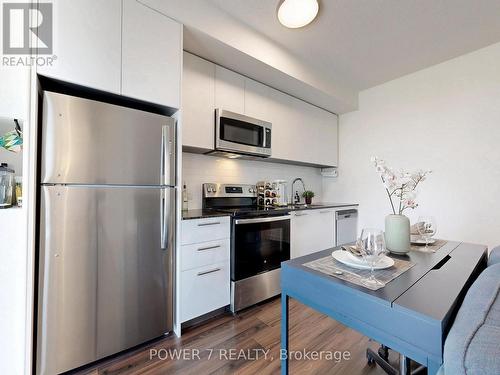 337 - 101 Cathedral High Street, Markham, ON - Indoor Photo Showing Kitchen