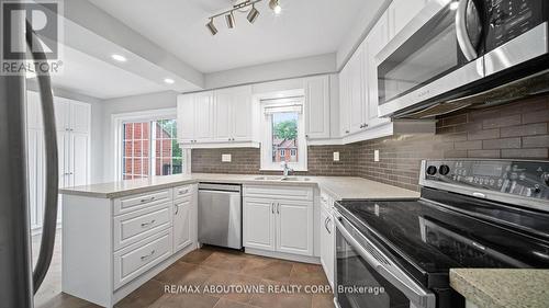 1228 Cornerbrook Place, Mississauga, ON - Indoor Photo Showing Kitchen With Upgraded Kitchen