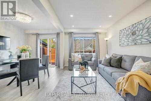 26 - 30 Bryan Court W, Kitchener, ON - Indoor Photo Showing Living Room