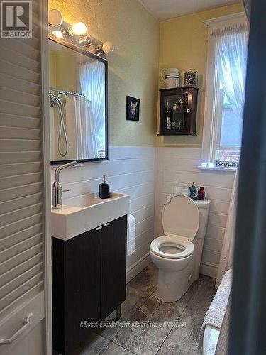 84 Barons Avenue N, Hamilton, ON - Indoor Photo Showing Bathroom