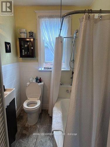 84 Barons Avenue N, Hamilton, ON - Indoor Photo Showing Bathroom