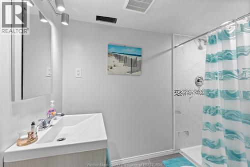 964 Parkview Avenue, Windsor, ON - Indoor Photo Showing Bathroom