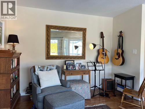 814 8 Avenue, Vernon, BC - Indoor Photo Showing Living Room