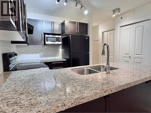 1099 Sunset Drive Unit# 441, Kelowna, BC - Indoor Photo Showing Kitchen With Double Sink