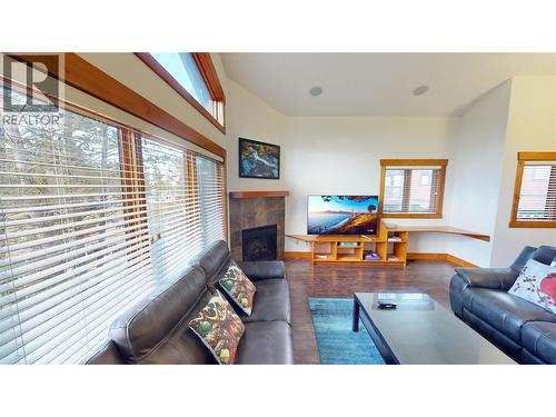 7305 Copperhorn Drive, Radium Hot Springs, BC - Indoor Photo Showing Living Room With Fireplace