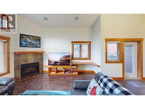 7305 Copperhorn Drive, Radium Hot Springs, BC - Indoor Photo Showing Living Room With Fireplace