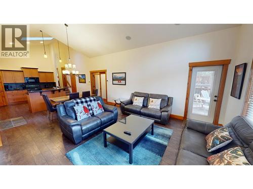 7305 Copperhorn Drive, Radium Hot Springs, BC - Indoor Photo Showing Living Room