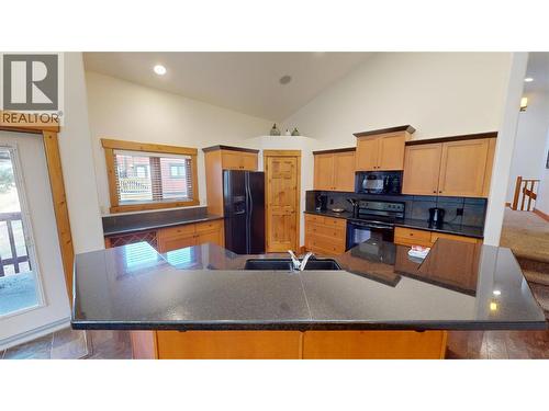 7305 Copperhorn Drive, Radium Hot Springs, BC - Indoor Photo Showing Kitchen