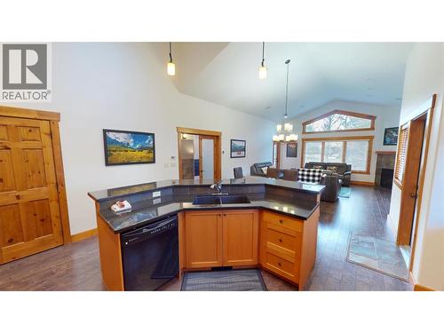 7305 Copperhorn Drive, Radium Hot Springs, BC - Indoor Photo Showing Kitchen