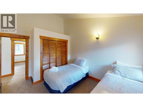 7305 Copperhorn Drive, Radium Hot Springs, BC - Indoor Photo Showing Bedroom