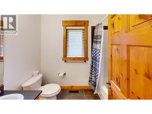 7305 Copperhorn Drive, Radium Hot Springs, BC - Indoor Photo Showing Bathroom