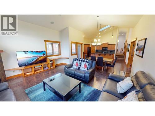 7305 Copperhorn Drive, Radium Hot Springs, BC - Indoor Photo Showing Living Room