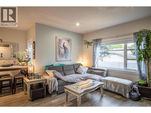 136 Mugford Road, Kelowna, BC - Indoor Photo Showing Living Room