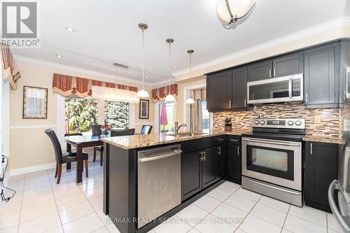 30 Starling Court, Brampton, ON - Indoor Photo Showing Kitchen With Stainless Steel Kitchen With Double Sink With Upgraded Kitchen