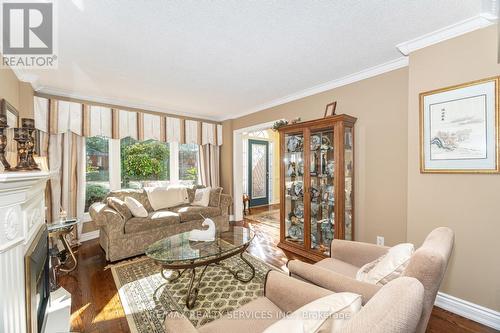 30 Starling Court, Brampton, ON - Indoor Photo Showing Living Room