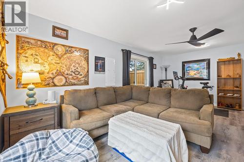 3118 Mciver Road, West Kelowna, BC - Indoor Photo Showing Living Room