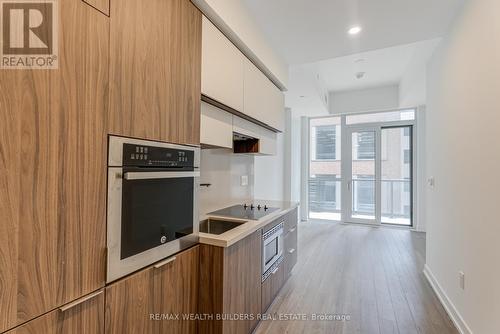405 - 39 Roehampton Avenue, Toronto, ON - Indoor Photo Showing Kitchen