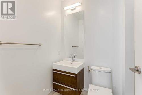 405 - 39 Roehampton Avenue, Toronto, ON - Indoor Photo Showing Bathroom