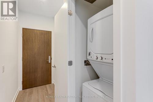 405 - 39 Roehampton Avenue, Toronto, ON - Indoor Photo Showing Laundry Room