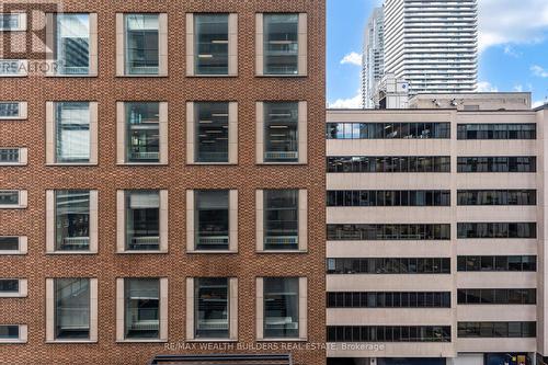 405 - 39 Roehampton Avenue, Toronto, ON - 