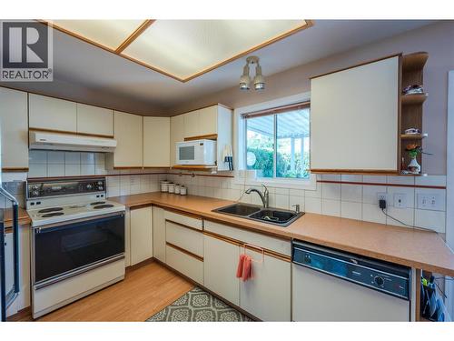 3400 Wilson Street Unit# 141, Penticton, BC - Indoor Photo Showing Kitchen With Double Sink
