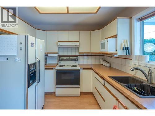 3400 Wilson Street Unit# 141, Penticton, BC - Indoor Photo Showing Kitchen With Double Sink