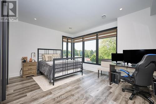 3rd bedrm with unique corner window - 10 Pawling Street, St. Catharines (Port Dalhousie), ON - Indoor Photo Showing Bedroom