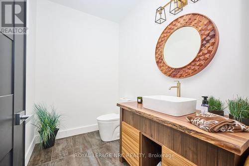 Main level powder room - 10 Pawling Street, St. Catharines (Port Dalhousie), ON - Indoor Photo Showing Bathroom