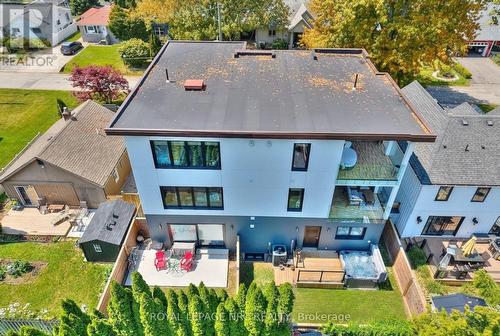 Yard separated for main house and in-law suite - 10 Pawling Street, St. Catharines (Port Dalhousie), ON - Outdoor